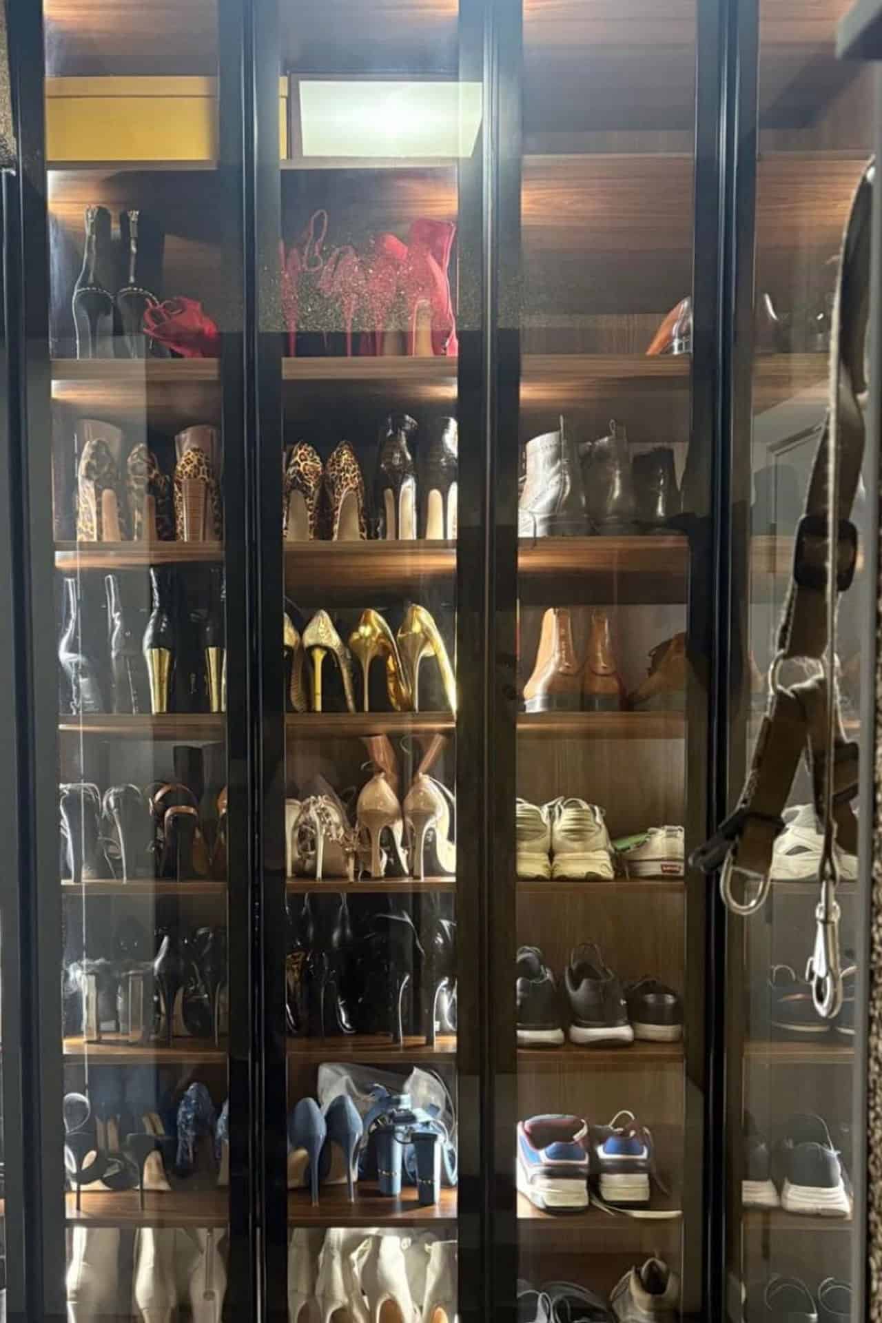 Алуминиумски рамки, стаклени крила, лед осветлување и совршено уреден внатрешен простор.